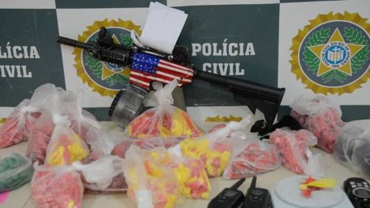 Operação da PC do Rio apreende fuzil na Cidade de Deus