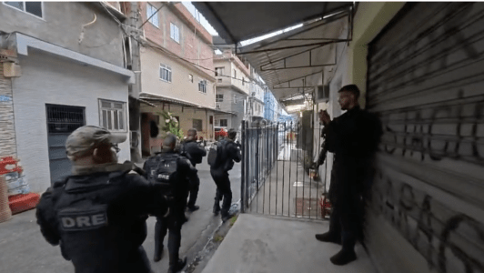 Operação da Polícia Civil mira esquema de tráfico por 'delivery' no Complexo da Maré