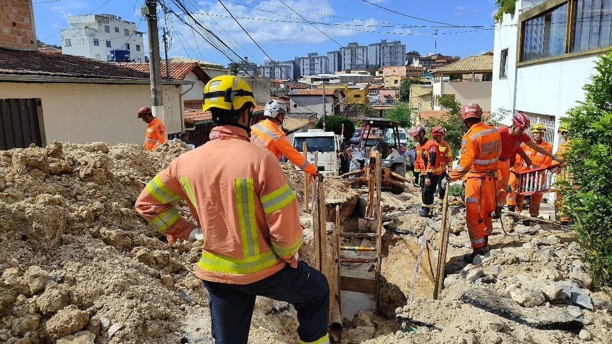 Após mais de uma hora, corpo de funcionário da Copasa morto soterrado é removido de vala em Sabará