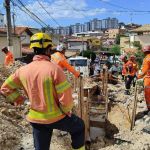 Após mais de uma hora, corpo de funcionário da Copasa morto soterrado é removido de vala em Sabará