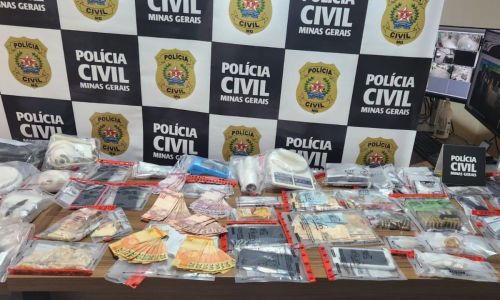 Dinheiro, drogas, armamentos e outros materiais foram apreendidos na operação Faetonte em Viçosa e região