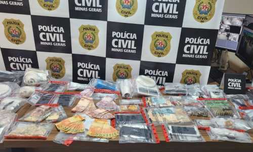 Dinheiro, drogas, armamentos e outros materiais foram apreendidos na operação Faetonte em Viçosa e região