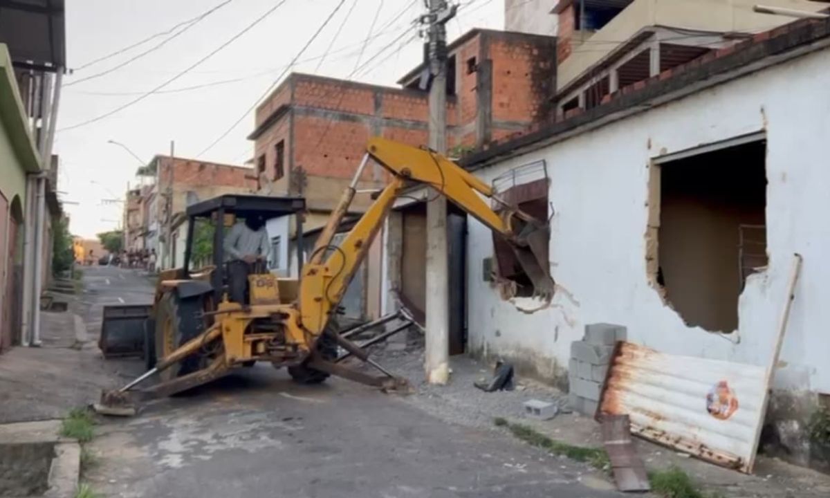 Operação Lisieux: PCMG usa retroescavadeira para acessar local de tráfico de drogas em Muriaé