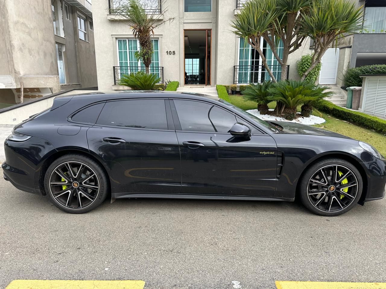 Carros de luxo e fuzil são apreendidos em operação contra esquema ligado ao PCC