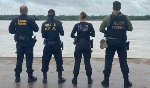 Foto mostra agentes da Polícia Federal em operação no Amazonas