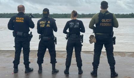 Foto mostra agentes da Polícia Federal em operação no Amazonas