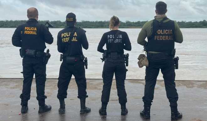 Foto mostra agentes da Polícia Federal em operação no Amazonas