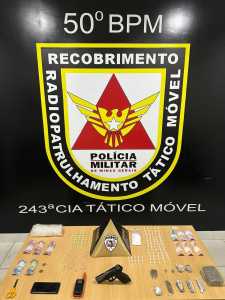 Simulacro de arma, celular, dinheiro e entorpecentes foram apreendidos
