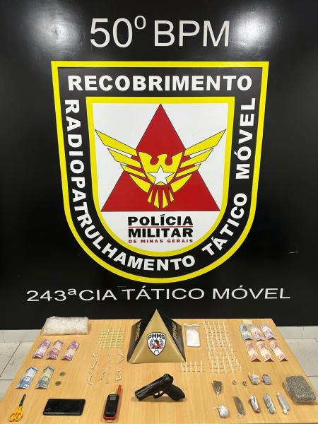 Simulacro de arma, celular, dinheiro e entorpecentes foram apreendidos