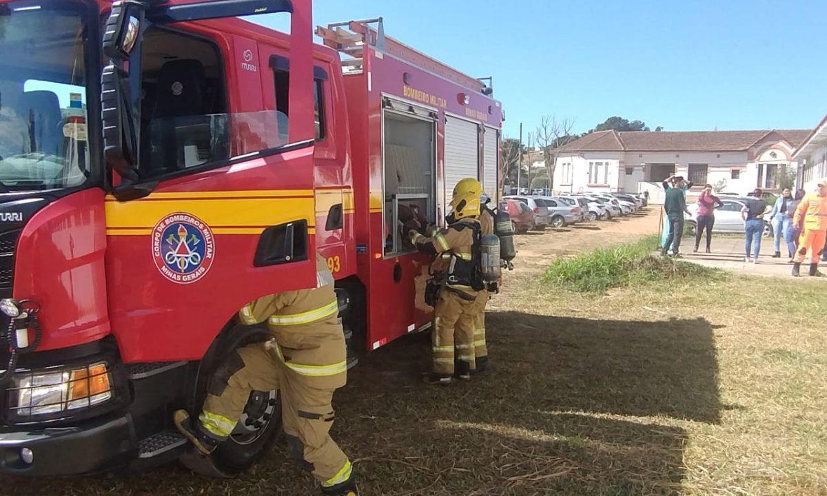 Bombeiros realizam simulado de emergência no Hospital Regional de Barbacena