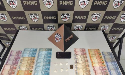 Dinheiro, drogas e celular apreendidos em suspeitos de 'delivery' em Muriaé