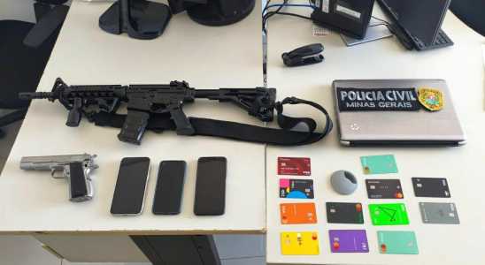 Armas, celulares, cartões de crédito e notebook foram apreendidos pela Polícia Civil