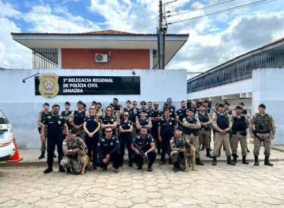 Polícia Civil e Polícia Militar cumpriram mandados de busca e apreensão em residências suspeitas de serem pontos de comercialização de entorpecentes