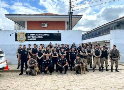 Polícia Civil e Polícia Militar cumpriram mandados de busca e apreensão em residências suspeitas de serem pontos de comercialização de entorpecentes