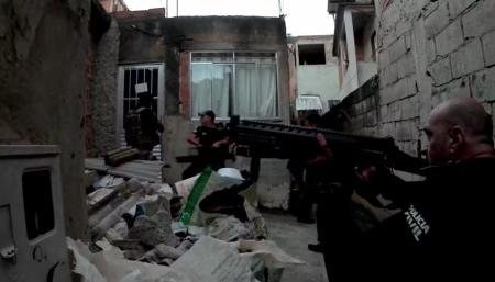 Foto mostra agentes da Polícia Civil durante operação em Juiz de Fora