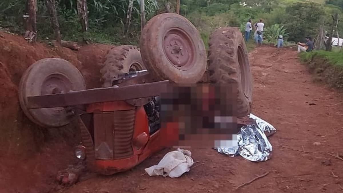 Trator capota e operador de 61 anos morre esmagado no interior de Minas  