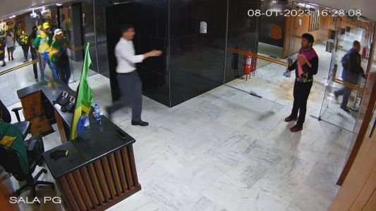 Oposição na CPMI de 8/1 quer convocar militar que entregou água e cumprimentou invasores.