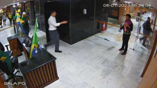 Oposição na CPMI de 8/1 quer convocar militar que entregou água e cumprimentou invasores.