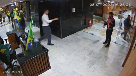 Oposição na CPMI de 8/1 quer convocar militar que entregou água e cumprimentou invasores.