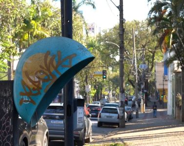 A retirada dos orelhões ocorreu após a adaptação da concessão da Oi, que deixou de ser obrigada a oferecer telefonia fixa em regime público