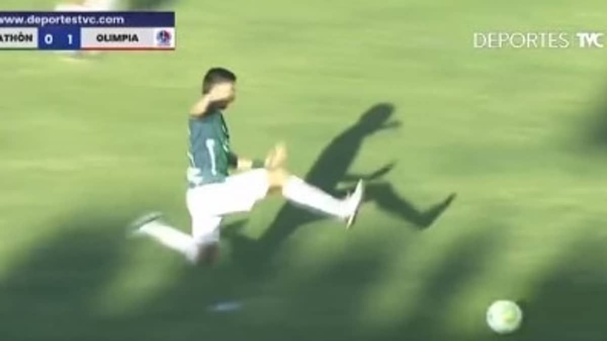 Vídeo: zagueiro é expulso após dar carrinho bizarro que derrubou dois jogadores