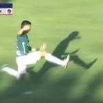 Vídeo: zagueiro é expulso após dar carrinho bizarro que derrubou dois jogadores