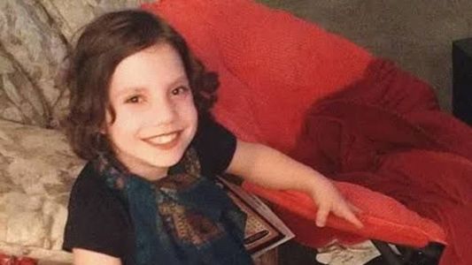 Orfã, que fingia ser criança, é acusada de matar família