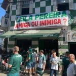 Torcida do Palmeiras protesta contra Leila Pereira: 'Vende o avião e ajuda o Abel'