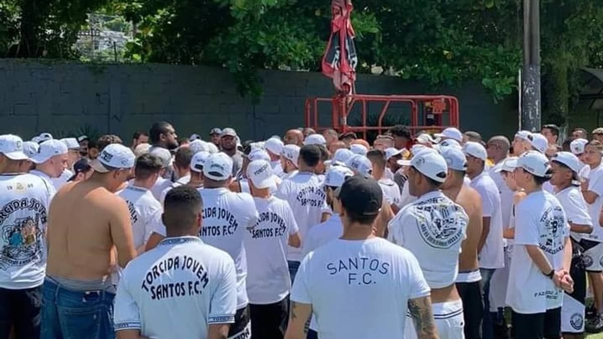 Torcida do Santos invade CT e pede saída do presidente do clube