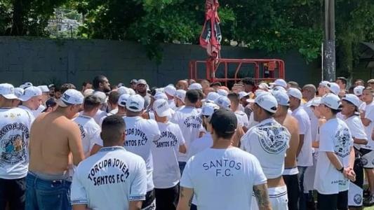 Organizada do Santos cobra presidente do clube no CT Rei Pelé