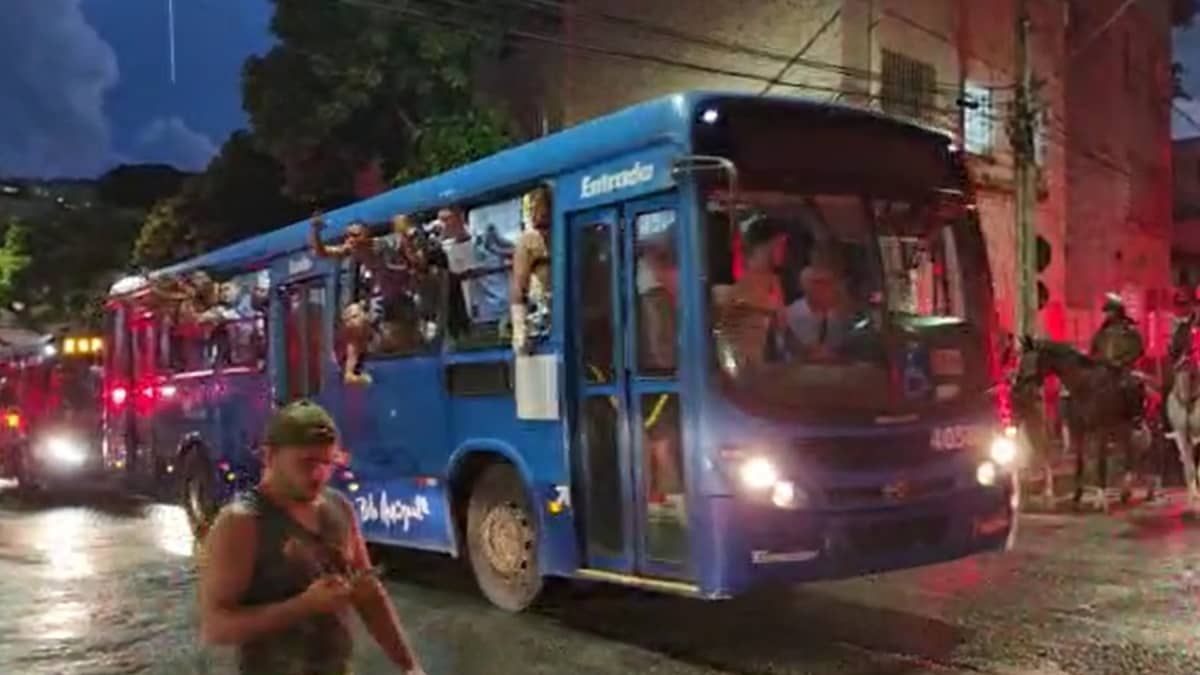 Organizadas do Atlético chegam ao Independência sob forte escolta policial