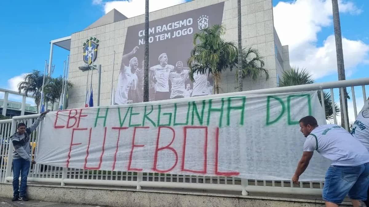 Organizada do Palmeiras protesta em frente à sede da CBF contra arbitragem
