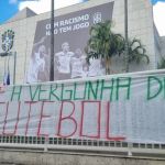 Organizada do Palmeiras protesta em frente à sede da CBF contra arbitragem