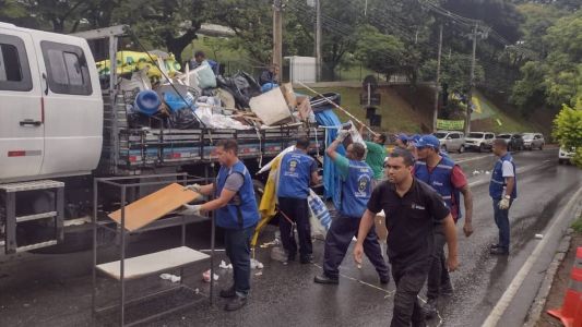 Órgãos municipais estiveram na avenida Raja Gabaglia nessa sexta (6), e desmontaram o acampamento dos manifestantes