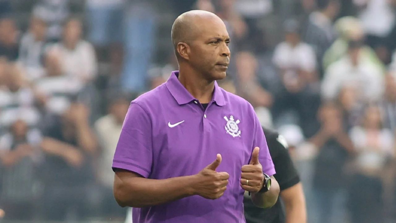 Auxiliar do Corinthians defende Hugo e lamenta resultado sob os olhares de Dorival