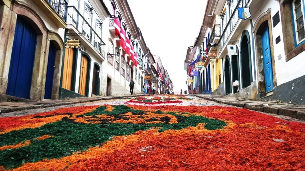 Cidades mineiras celebram Corpus Christi com tradicionais tapetes e procissões