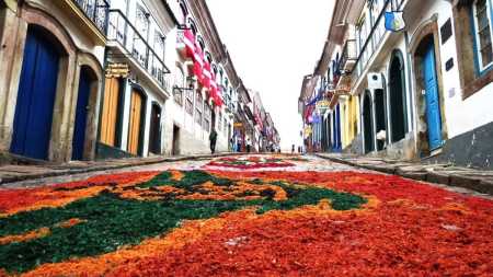 Ornamentação com tapetes feitos de pedras, areia, flores e outros materiais embelezam as ruas durante Corpus Christi em Ouro Preto