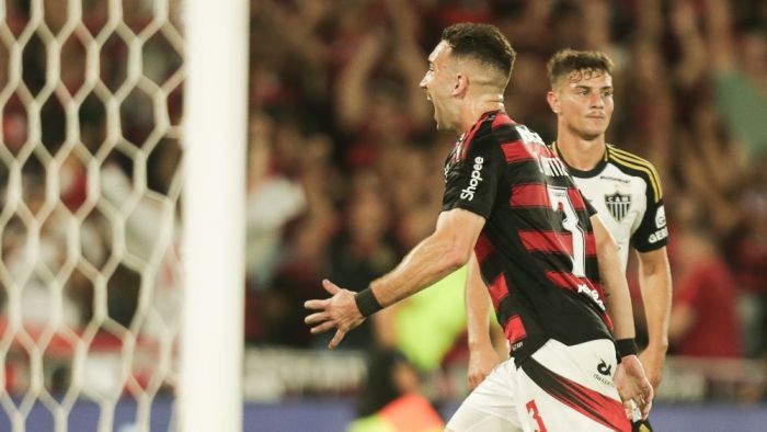Léo Ortiz comemora gol pelo Flamengo sobre o Atlético no Brasileirão 2025