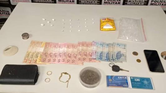 Os adolescentes roubaram cartões, dinheiro, joias e documentos; com eles foram encontradas drogas