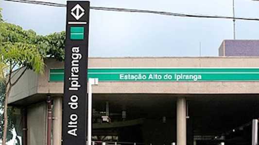 Os agentes do metrô encontraram o idoso ferido e caído na plataforma.