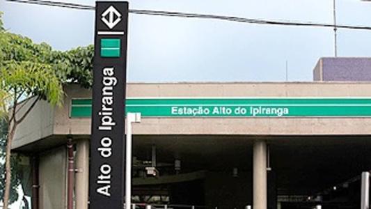 Os agentes do metrô encontraram o idoso ferido e caído na plataforma.