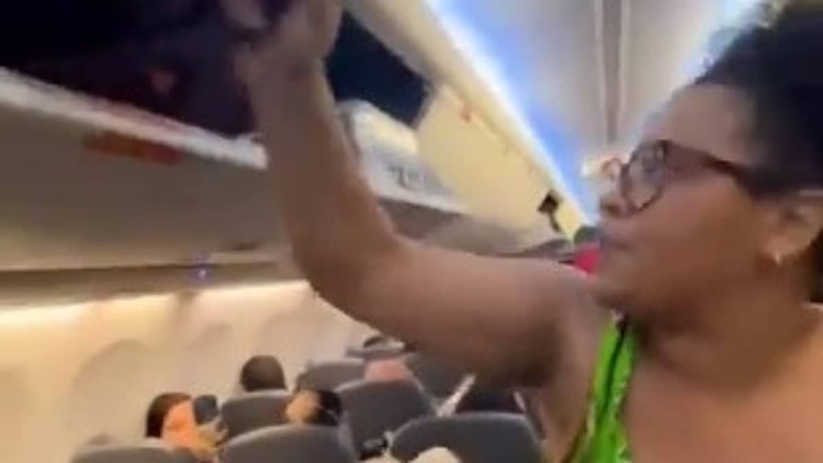 Mulher negra é retirada de voo que seguia de Salvador para São Paulo após negar despachar de bagagem
