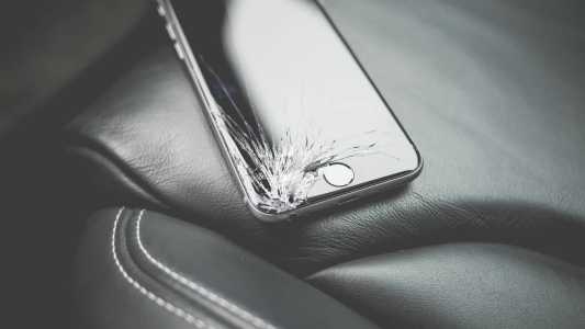 Os assaltantes roubaram o carro e três aparelhos celulares das vítimas
