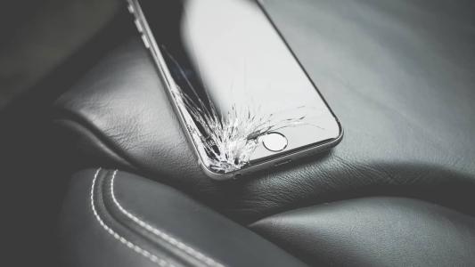 Os assaltantes roubaram o carro e três aparelhos celulares das vítimas