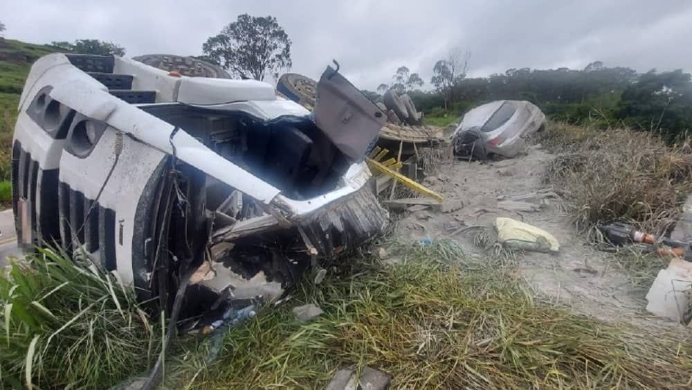 Batida entre carro e caminhão com carga de cimento mata idosos e fere outras duas pessoas no Sul de Minas 