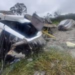 Batida entre carro e caminhão com carga de cimento mata idosos e fere outras duas pessoas no Sul de Minas 