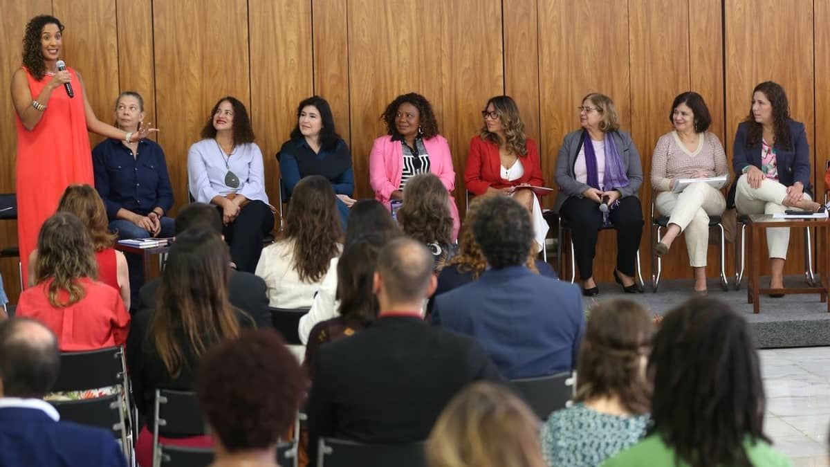 Mulheres ocupam 34% de cargos alta de liderança na administração pública