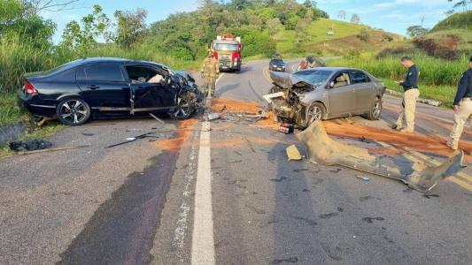 Os carros ficaram destruídos e foi necessária prevenção a princípio de incêndios e controle de óleo na pista