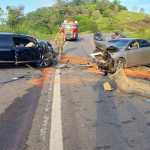 Carros batem de frente e duas pessoas ficam feridas na BR-356, em Muriaé