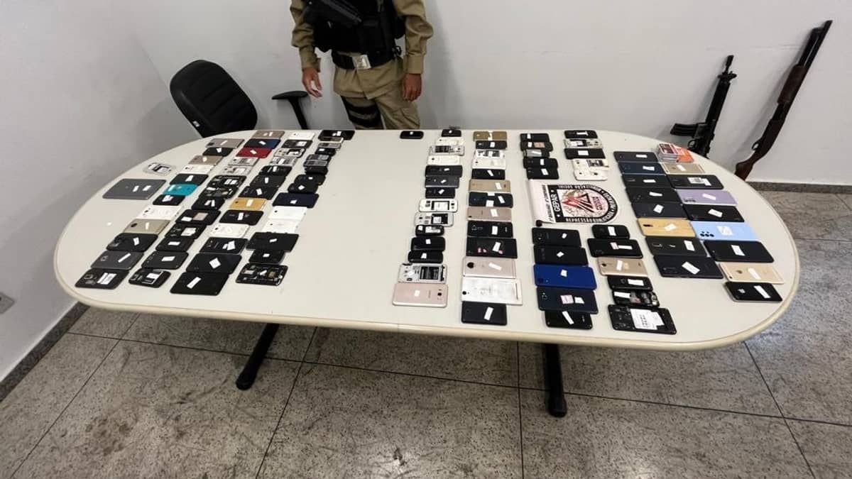 Polícia recupera mais de 100 celulares em loja de shopping popular em BH